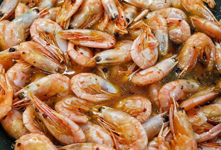 Фото шага рецепта Пряные креветки обжаренные на сковороде 151966 шаг 8  