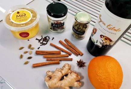 Фото шага рецепта Пряный глинтвейн с медом 140315 шаг 1  