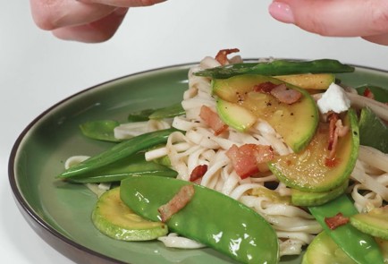 Фото шага рецепта Пшеничная лапша с кабачками и фетой 173476 шаг 11  