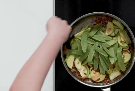 Фото шага рецепта Пшеничная лапша с кабачками и фетой 173476 шаг 6  