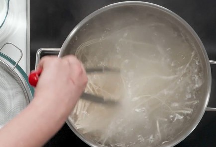 Фото шага рецепта Пшеничная лапша с кабачками и фетой 173476 шаг 7  