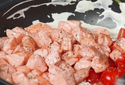 Фото шага рецепта Пшеничная лапша с лососем и сливочным сыром 163274 шаг 11  