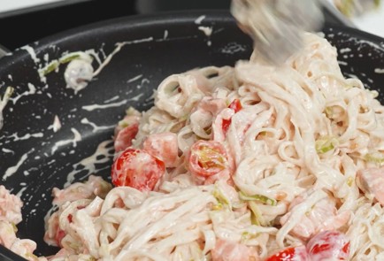 Фото шага рецепта Пшеничная лапша с лососем и сливочным сыром 163274 шаг 12  