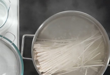 Фото шага рецепта Пшеничная лапша с лососем и сливочным сыром 163274 шаг 5  