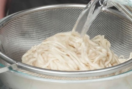 Фото шага рецепта Пшеничная лапша с лососем и сливочным сыром 163274 шаг 6  