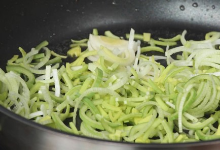 Фото шага рецепта Пшеничная лапша с лососем и сливочным сыром 163274 шаг 8  