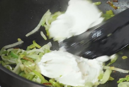 Фото шага рецепта Пшеничная лапша с лососем и сливочным сыром 163274 шаг 9  