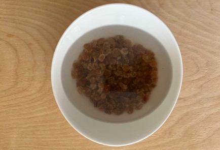 Фото шага рецепта Пудинг на манке с изюмом запеченный в духовке 174087 шаг 2  