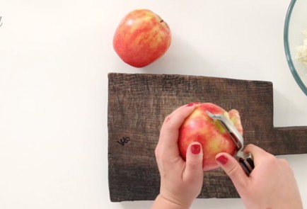 Фото шага рецепта Пудинг творожный с изюмом и яблоками 14805 шаг 2  