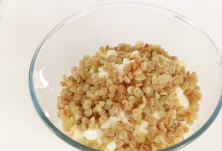 Фото шага рецепта Пудинг творожный с изюмом и яблоками 14805 шаг 3  