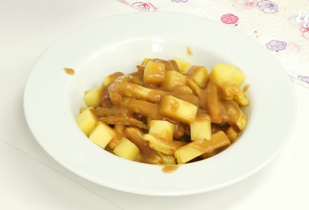 Фото шага рецепта Картофель фри с сыром и подливой путин 81329 шаг 10  