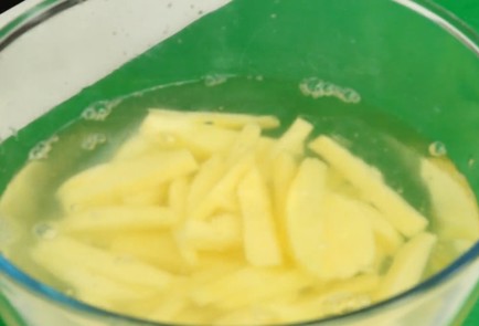 Фото шага рецепта Картофель фри с сыром и подливой путин 81329 шаг 4  