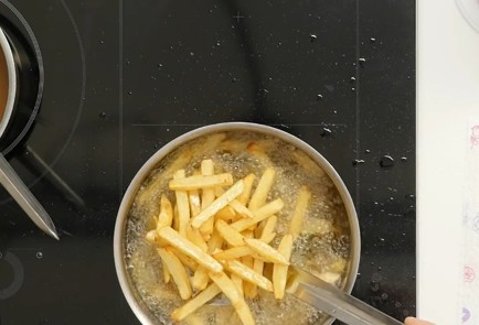 Фото шага рецепта Картофель фри с сыром и подливой путин 81329 шаг 6  