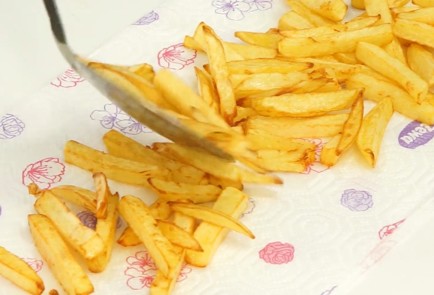 Фото шага рецепта Картофель фри с сыром и подливой путин 81329 шаг 9  