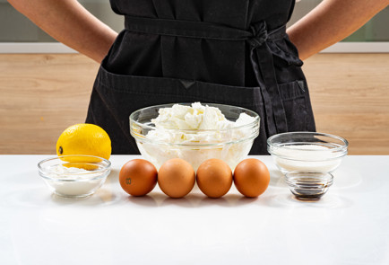 Фото шага рецепта Пышная творожная запеканка 189326 шаг 1  