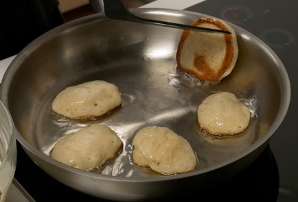 Фото шага рецепта Пышные оладьи 140495 шаг 7  