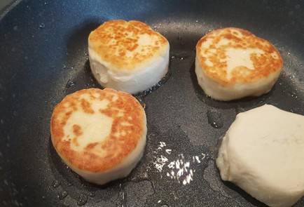 Фото шага рецепта Пышные сырники с рисовой мукой 137085 шаг 4  