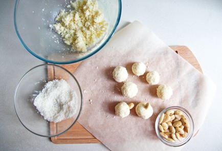 Фото шага рецепта Рафаэлло с миндальными орехами 137020 шаг 7  