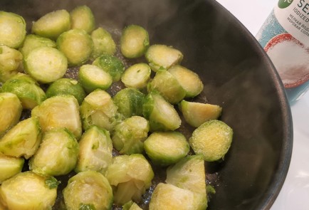 Фото шага рецепта Рагу из брюссельской капусты с перцем рамиро 153117 шаг 2  