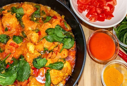 Фото шага рецепта Рагу из курицы с красным пальмовым маслом и шпинатом 126606 шаг 8  