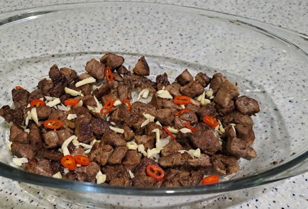 Фото шага рецепта Рагу овощное с говядиной и копченым салом в духовке 188532 шаг 7