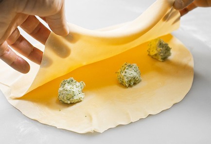 Фото шага рецепта Равиоли с цукини рукколой и сливочным сыром 31858 шаг 6