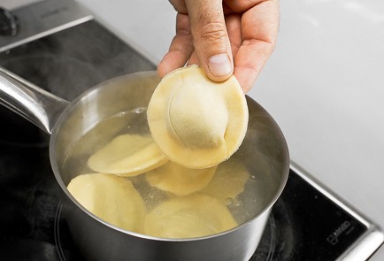 Фото шага рецепта Равиоли с цукини рукколой и сливочным сыром 31858 шаг 7