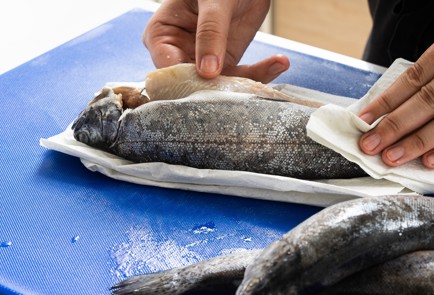 Фото шага рецепта Речная рыба в пряном смородиновом рассоле 151204 шаг 1  