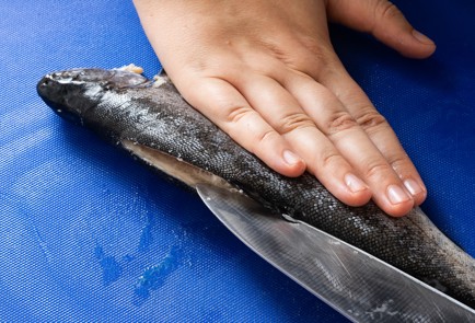 Фото шага рецепта Речная рыба в пряном смородиновом рассоле 151204 шаг 2  