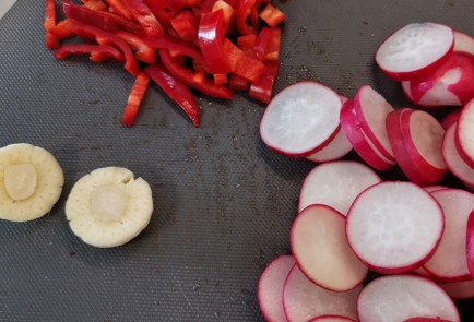 Фото шага рецепта Редис жаренный с чесноком 152383 шаг 1  