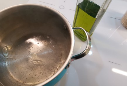 Фото шага рецепта Рис с тунцом 190628 шаг 2  