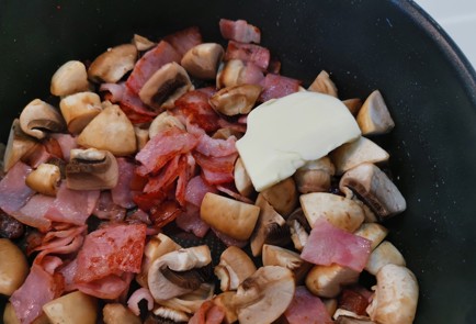 Фото шага рецепта Рис ширатаки с шампиньонами и беконом 176201 шаг 3  