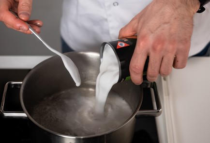 Фото шага рецепта Рисовая каша с клубникой и семенами чиа 139537 шаг 1  