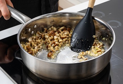 Фото шага рецепта Ризотто из перловки с грибами 175702 шаг 6  