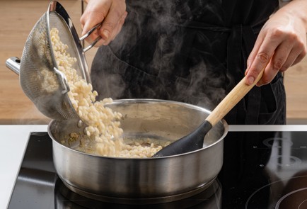 Фото шага рецепта Ризотто из перловки с грибами 175702 шаг 7  