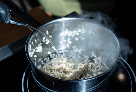 Фото шага рецепта Ризотто с белыми грибами Кристиана Лоренцини 138607 шаг 5  