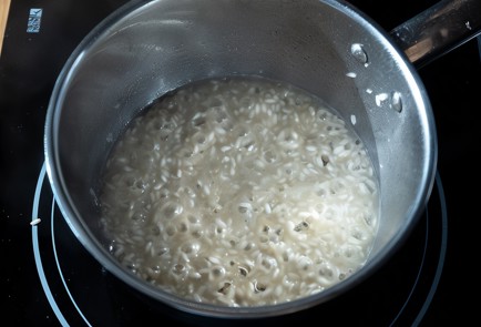 Фото шага рецепта Ризотто с белыми грибами Кристиана Лоренцини 138607 шаг 6  