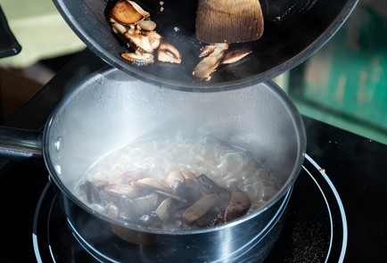 Фото шага рецепта Ризотто с белыми грибами Кристиана Лоренцини 138607 шаг 8  