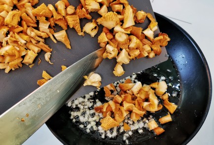 Фото шага рецепта Ризотто с лисичками и сметаной 140024 шаг 11  