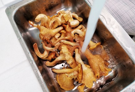 Фото шага рецепта Ризотто с лисичками и сметаной 140024 шаг 2  