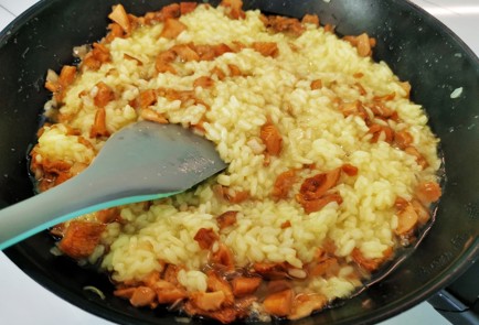 Фото шага рецепта Ризотто с лисичками и сметаной 140024 шаг 20  