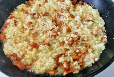 Фото шага рецепта Ризотто с лисичками и сметаной 140024 шаг 21  