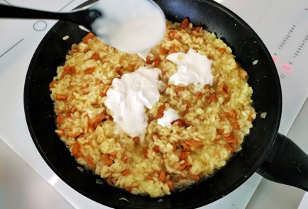 Фото шага рецепта Ризотто с лисичками и сметаной 140024 шаг 22  