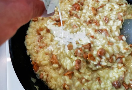Фото шага рецепта Ризотто с лисичками и сметаной 140024 шаг 23  