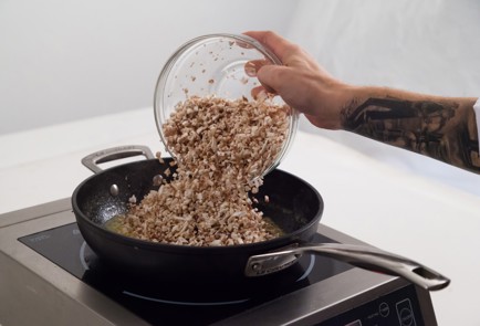 Фото шага рецепта Ризотто с шампиньонами 17656 шаг 1  