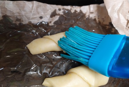 Фото шага рецепта Рогалики из песочного теста с курагой 189136 шаг 10  