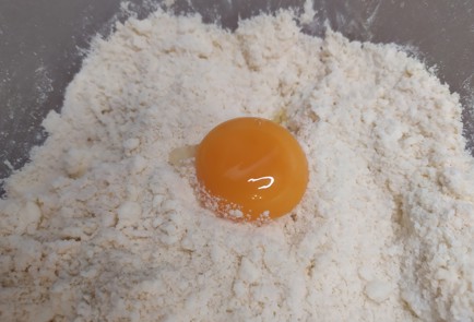 Фото шага рецепта Рогалики из песочного теста с курагой 189136 шаг 3  