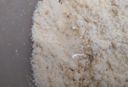 Фото шага рецепта Рогалики из песочного теста с курагой 189136 шаг 4  