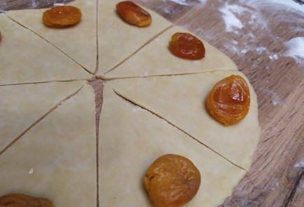 Фото шага рецепта Рогалики из песочного теста с курагой 189136 шаг 8  