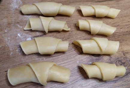 Фото шага рецепта Рогалики из песочного теста с курагой 189136 шаг 9  